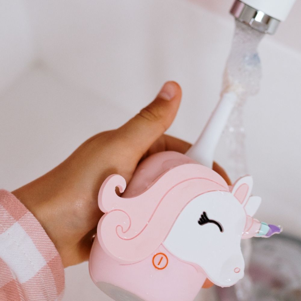 Kinder-Schallzahnbürste Einhorn von The Zoofamily auf der Ladestation, Vorderansicht