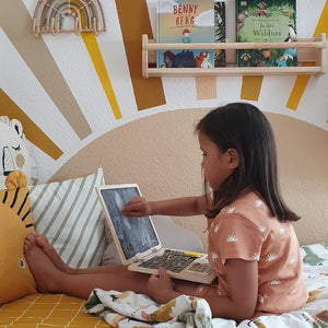 Dřevěný laptop s magnetickou tabulí (78 magnetů)