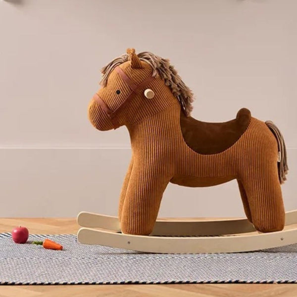 Schaukelpferd Vera AIDEN von Kid's Concept im Kinderzimmer
