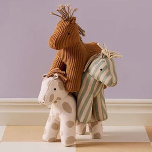 Kuscheltier Pferd Vera AIDEN mit anderen Pferden der Kollektion AIDEN