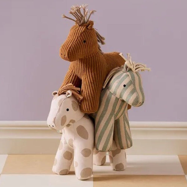 Kuscheltier Pferd Vera AIDEN mit anderen Pferden der Kollektion AIDEN