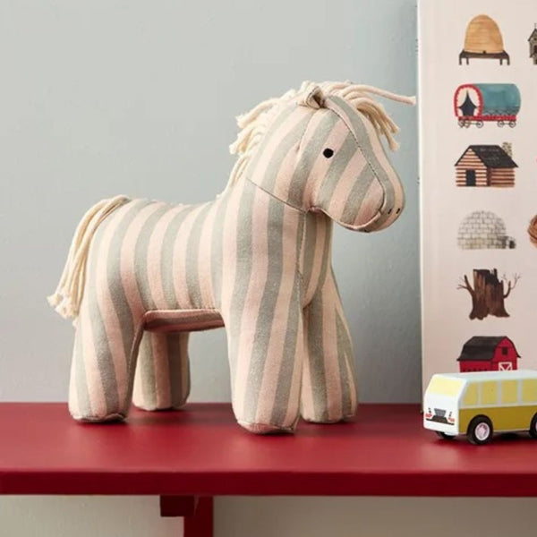 Kuscheltier Pferd Sam AIDEN von Kid's Concept im Regal