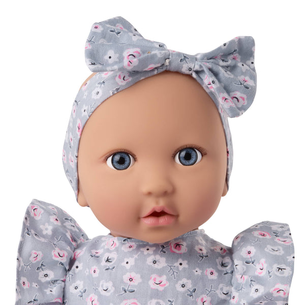 Panenka s šatičkami a čelenkou, overalem a tréninkovým kelímkem