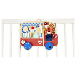 Activity-Board Feuerwehrauto von Lilliputiens am Babybett befestigt