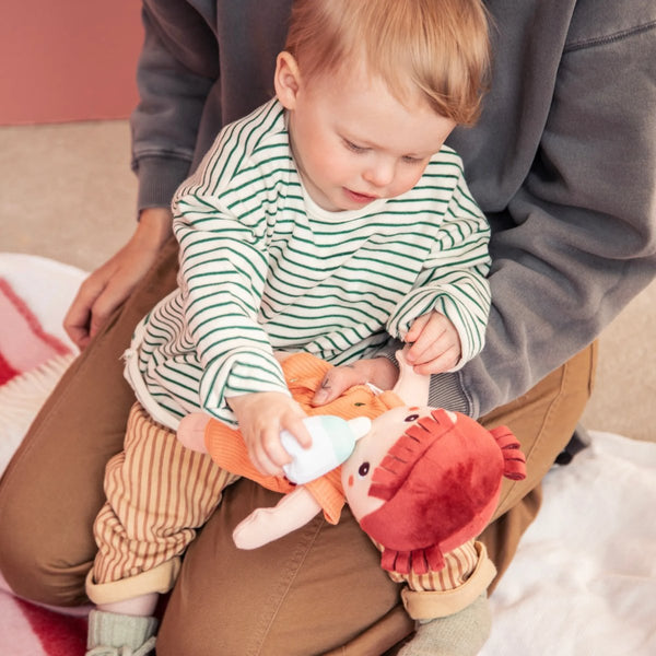 Kleinkind spielt mit der Babypuppe Ninon von Lilliputiens