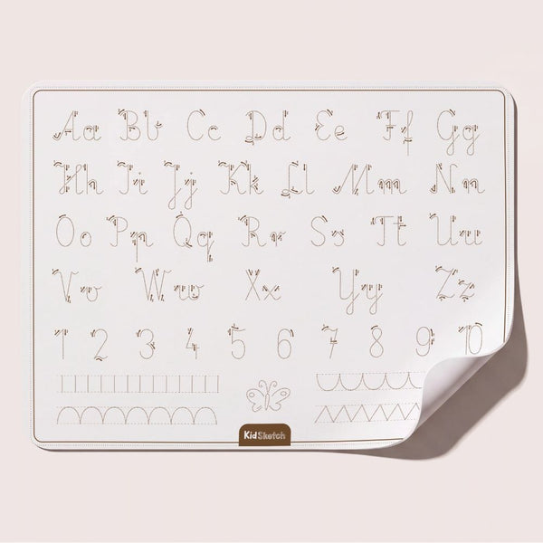 Übungsseite der Malunterlage mit Buchstaben, Zahlen und Schwungübungen