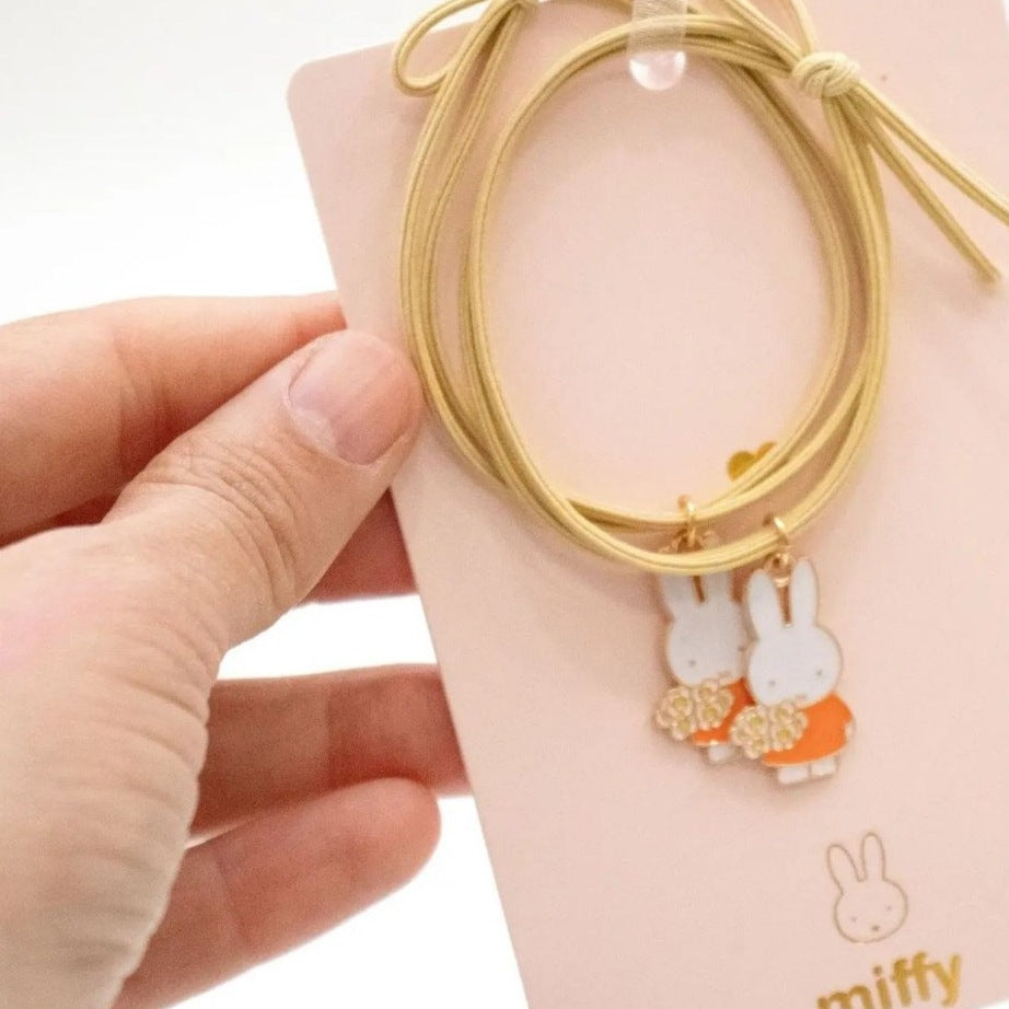 Yuko B. Haargummis Miffy mit Blumen