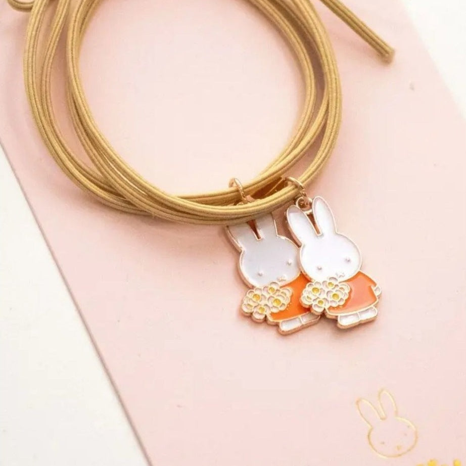 Yuko B. Haargummis Miffy mit Blumen