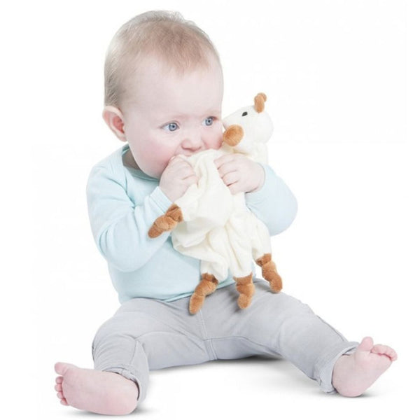 Baby sitzt und kuschelt mit dem Schmusetuch Giraffe Sophie