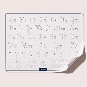 Übungsseite der Malunterlage mit Buchstaben, Zahlen und Schwungübungen