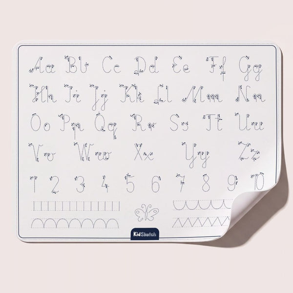 Übungsseite der Malunterlage mit Buchstaben, Zahlen und Schwungübungen