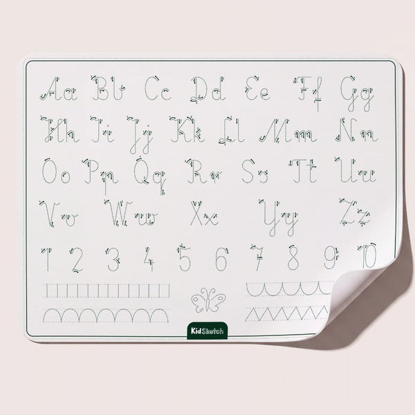 Übungsseite der Malunterlage mit Buchstaben, Zahlen und Schwungübungen