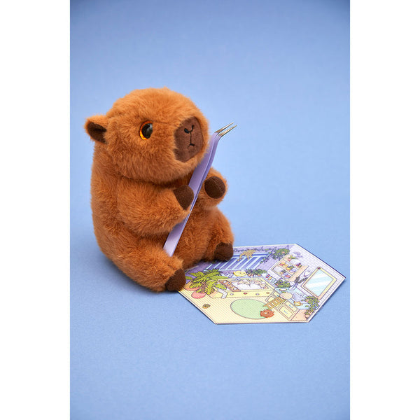 Plüsch-Capybara mit Stickerbogen und gestalteter Wohnszene