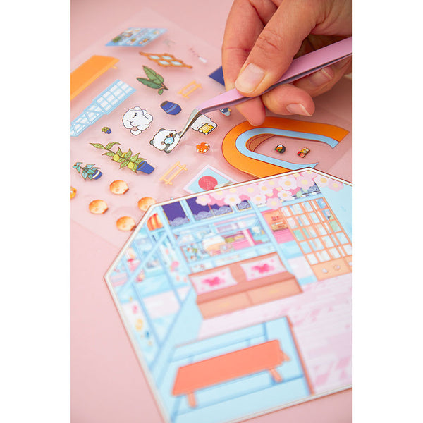 Mini-Sticker wird mit der Pinzette vom Bogen gelöst