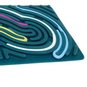 Miniland Flexihetti Sensorik-Tablet - Silikontafel mit bunten Legeteilen, Schrägansicht