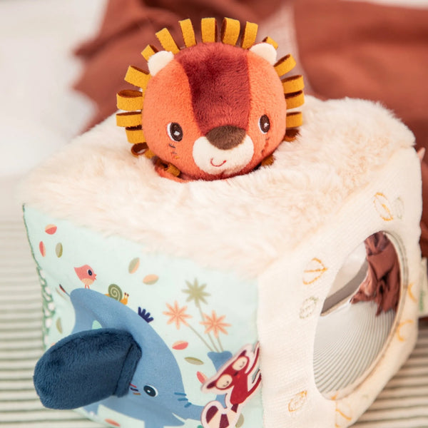 Activity-Würfel Löwe Jack von Lilliputiens, Nahaufnahme mit Elefant