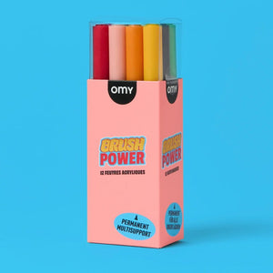 Verpackung der Acryl-Pinselstifte Brush Power von OMY auf blauem Hintergrund