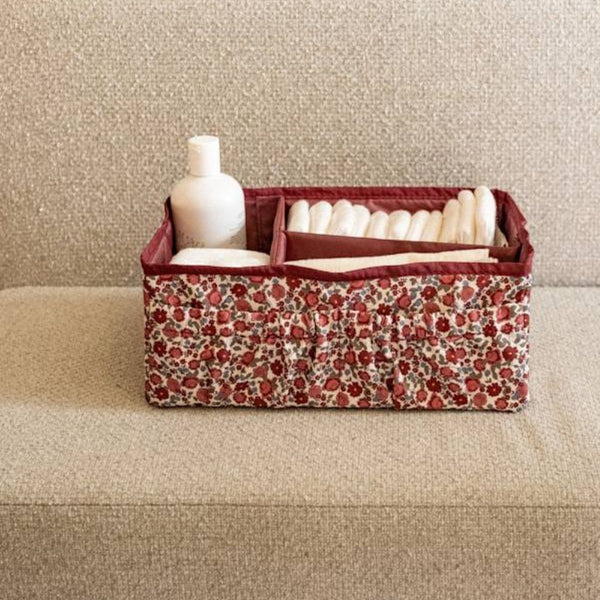 Gefüllter Wickelorganizer Lily Garden von That's Mine auf dem Sofa