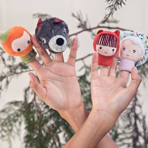 Fingerpuppentheater Rotkäppchen mit zwei Händen