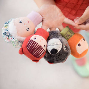 Kinderhände mit Fingerpuppen Rotkäppchen, Wolf, Großmutter und Jäger