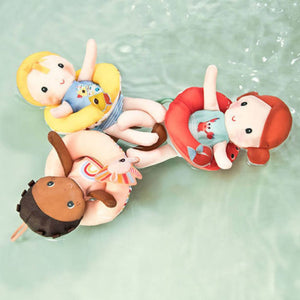 Gaspard und weitere Lilliputiens Badepuppen schwimmen im Wasser
