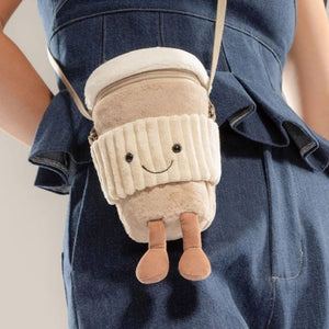 Person trägt die Jellycat Coffee-to-go-Tasche quer über dem Körper