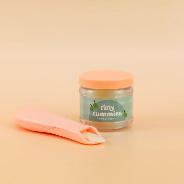 Magická sklenička Tiny Tummies se lžičkou pro krmení panenek – jablko