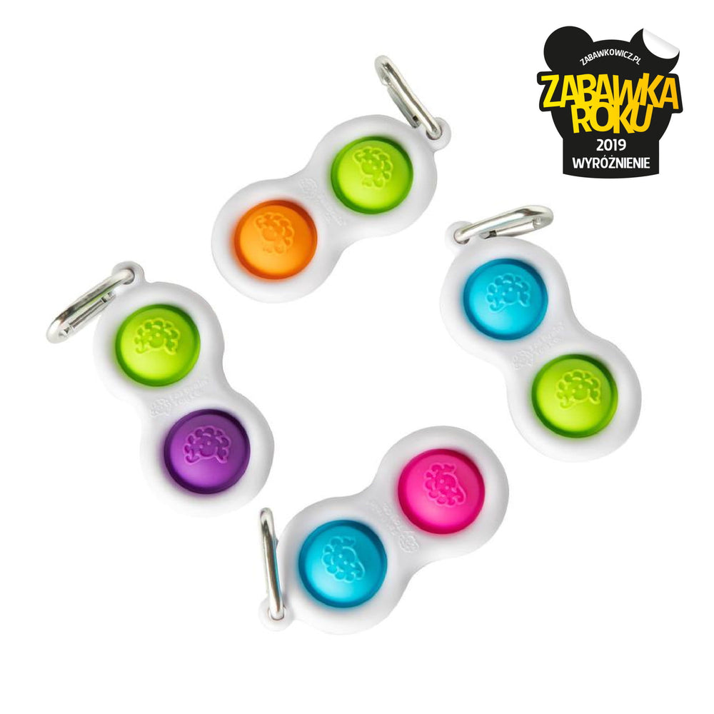 Eine Hand hält den Dimpl Blasen Schlüsselanhänger von Fat Brain Toys zum Drücken und Spielen. Dimpl Blasen Schlüsselanhänger kaufen.