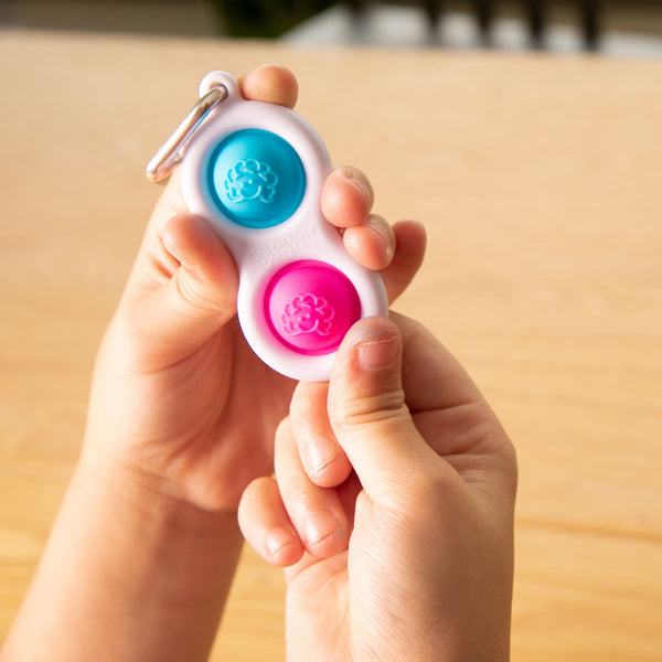 Zwei farbenfrohe Blasen auf dem Fat Brain Toys Dimpl Blasen Schlüsselanhänger kaufen zum Spielen und Stressabbau
