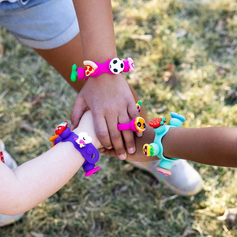 Schmuckset Plip Charms – Türkis von Fat Brain Toys mit Armband und bunten Charms