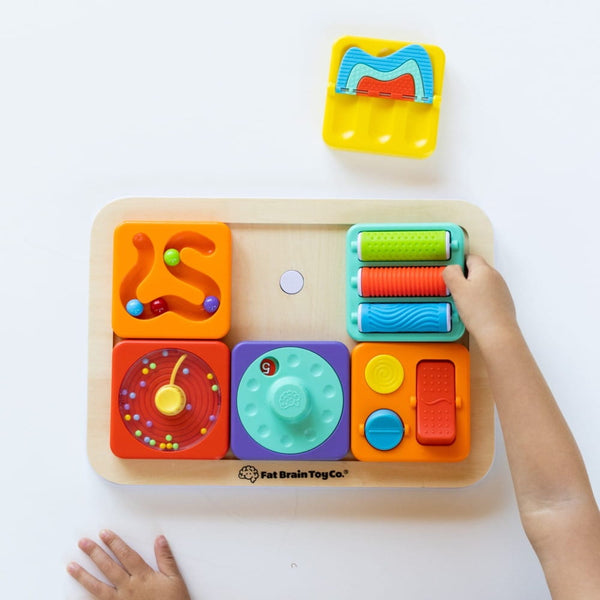 Fat Brain Toys progressive Spielzeug mit bunten Formen und interaktiven Elementen für Kinder