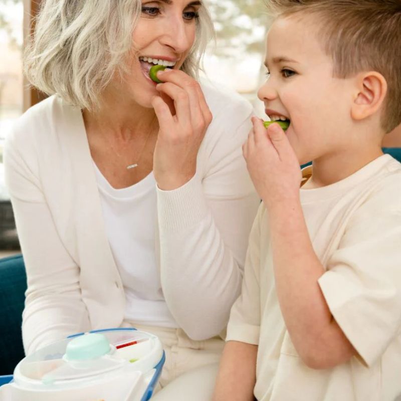 Gobe Frühstücksbox für Kinder Lunchbox Snack Spinner 2in1 – Blueberry Blue mit praktischem Griff und Fächern