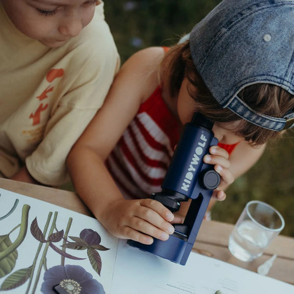 Tragbares Mikroskop von Kidywolf in Gebrauch von Kindern beim Lernen über Pflanzen