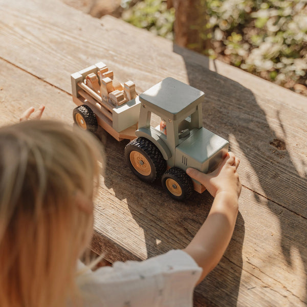 Dřevěný traktor s přívěsem a figurkami – Herní sada Little Farm