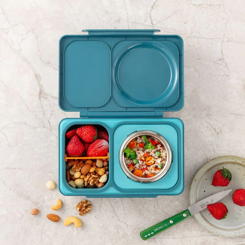 Lunchbox mit Thermosbehälter OmieBox Up – Teal Green mit offenem Fach und Edelstahl-Thermosbehälter gefüllt mit Essen