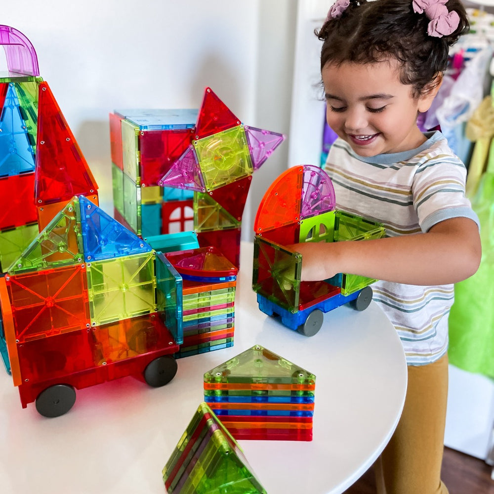 Magnetbausteine Kinder im 110-teiligen Magna-Tiles Metropolis Set für kreatives Spielen