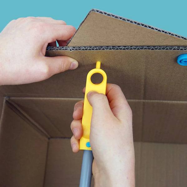 Makedo Schraubensatz für den DIY-Bau SCRU 180 Teile mit gelbem Handwerkzeug an Pappkarton