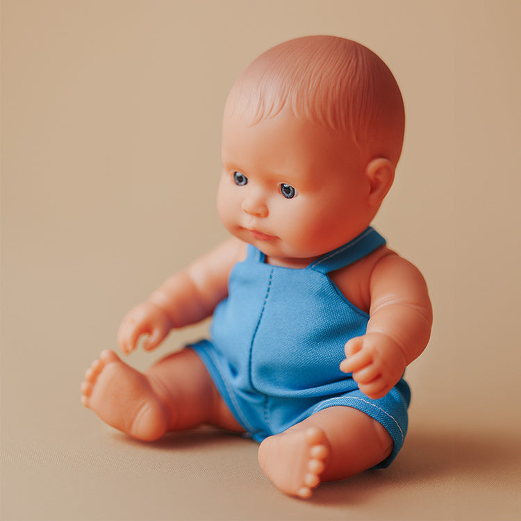 Babypuppe Junge My Friends & Me – Europäer 21 cm von Miniland in blauem Strampler sitzend
