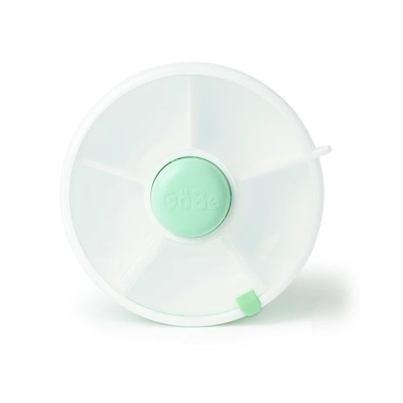 Gobe Snack Spinner Snackbehälter - Mint Green mit fünf Fächern und Lebensmitteln wie Heidelbeeren, Karotten und Trauben