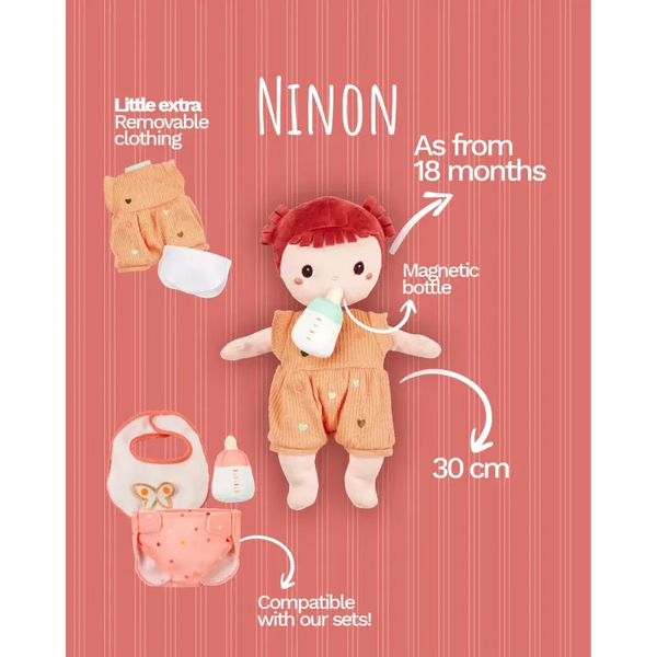 Měkká panenka miminko Ninon s oblečkem a lahvičkou, 30 cm (od 18 měsíců)