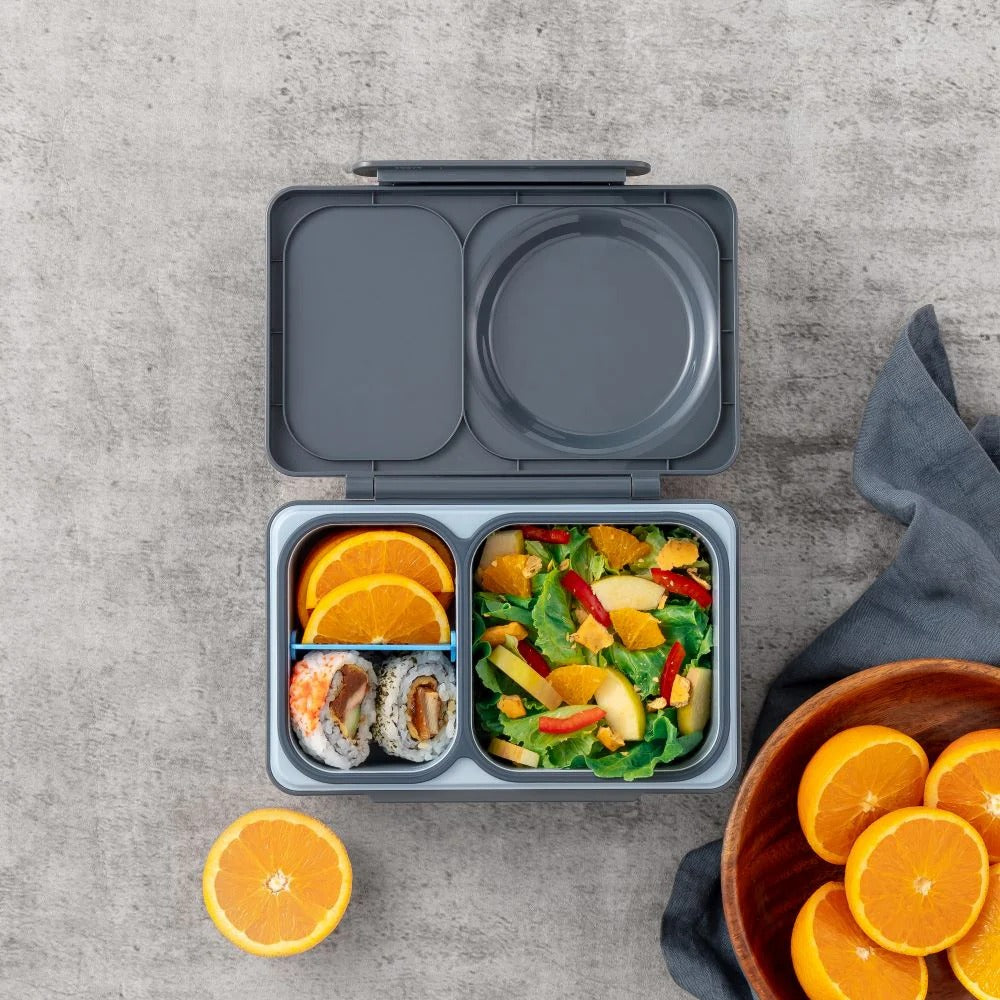 Lunchbox mit Thermosbehälter OmieBox Up – Graphite von OMIE geöffnet mit verschiedenen Snacks und Thermosbehälter mit Nudeln