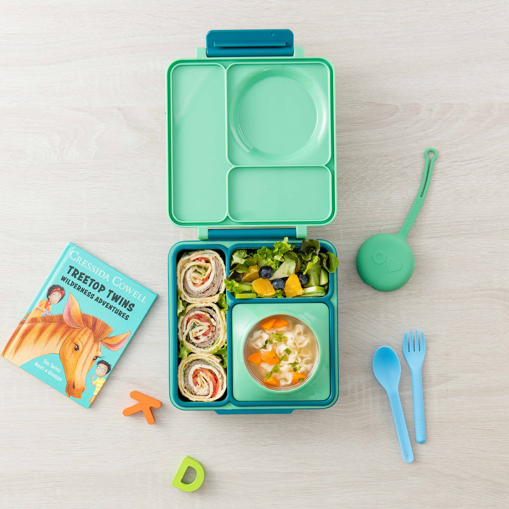 Lunchbox mit Thermoskanne OmieBox – Meadow grün mit getrennten Fächern und herausnehmbarem Thermobehälter mit Spaghetti