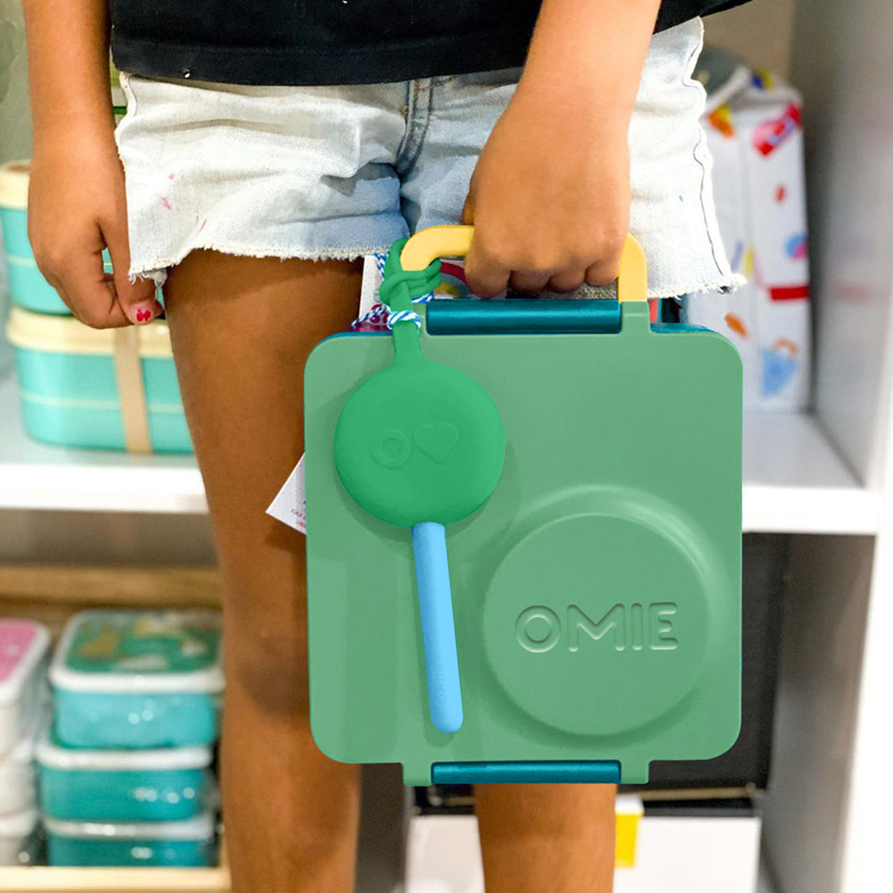 Lunchbox mit Thermoskanne OmieBox – Meadow grün mit getrennten Fächern und herausnehmbarem Thermobehälter mit Spaghetti