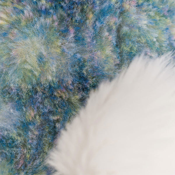 Weiches Fell eines Plüschkaninchen LUX – Azurblau 31 cm von Jellycat in Nahaufnahme