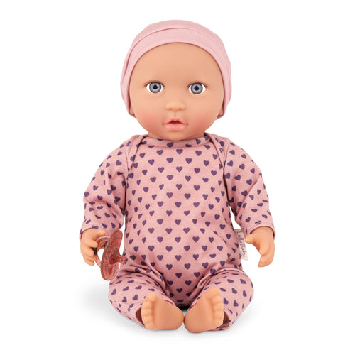 Panenka miminko s dudlíkem v pyžamu s fialovými srdíčky a čepicí