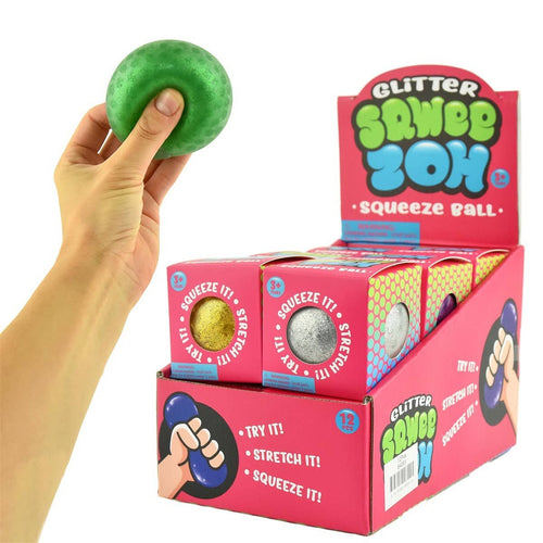 Hand drückt einen grünen Glitzer-Knautschball, dahinter ein Display Glitter Squeeze Ball