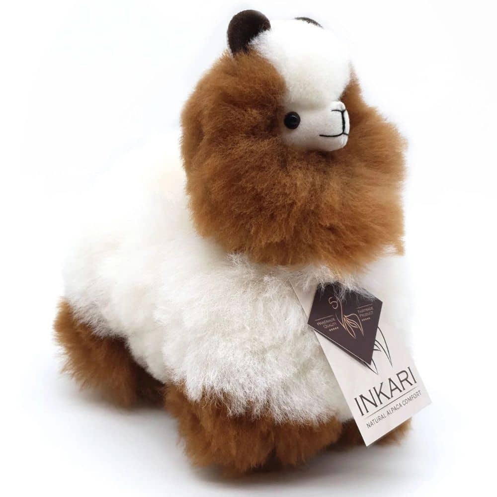 Alpaka-Kuscheltier Inkari Naturals in Braun-Weiß mit Etikett