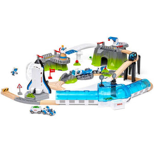BRIO World Space Deluxe Set aufgebaut mit Raumstation, Raumfähre und Schienen