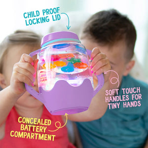 Sensorik-Glas zum Befüllen mit Wasser – violett von Glo Pals, kindersicherer Deckel und weiche Griffe für kleine Hände