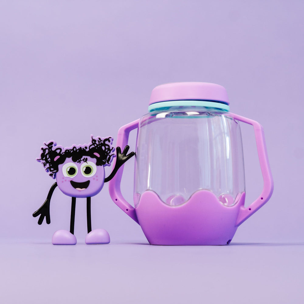 Sensorik-Glas zum Befüllen mit Wasser – violett von Glo Pals wird von zwei Kindern zum Spielen gehalten